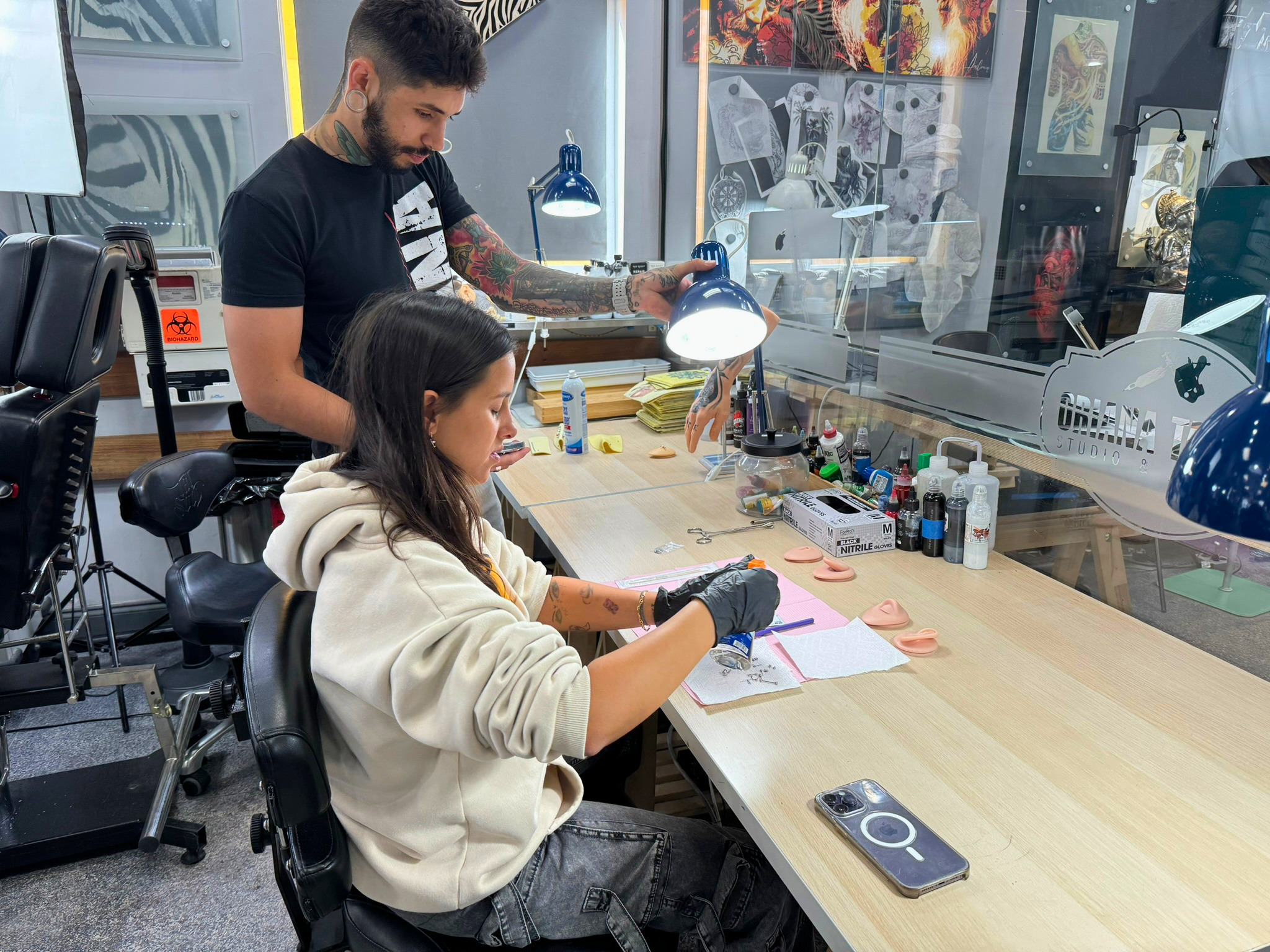 Hands-on tattoo training at Oriana Academy